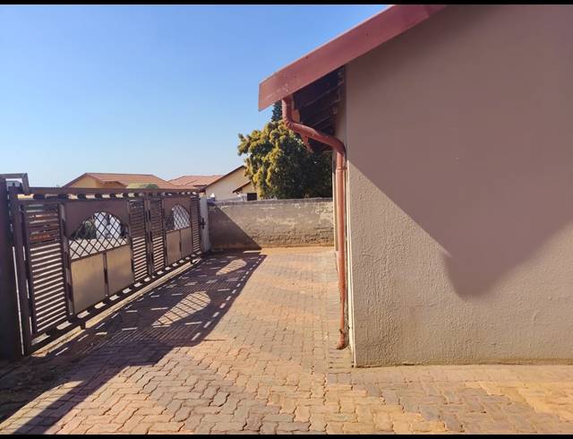 3 BEDROOM HOUSE FOR SALE IN TLHABANE WEST